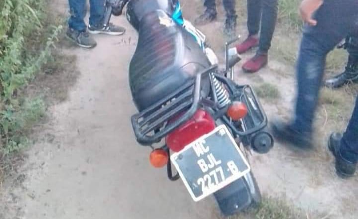 Man jumps off motorcycle and runs away after spotting anti-crime police