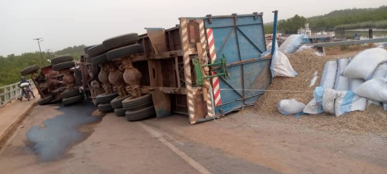 Traffic chaos at Senegambia Bridge as truck falls on its side – as GPA scrambles but also asks travellers to use Banjul-Barra