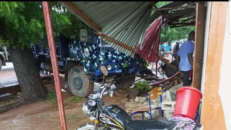 Army truck crashes into police station in Kiang